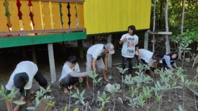 Pandawa Ganjar Ajak Warga Desa Ujang Jaga Lingkungan dengan Menanam Mangrove