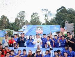 Bupati Ibrahim Ali Serahkan Trofi ke Jawara Open Tournament Christmas Cup II tahun 2023